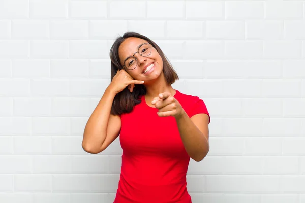 Latinamerikansk Kvinna Ler Glatt Och Pekar Kameran Medan Ringer Ett — Stockfoto