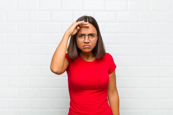 Latin Woman Looking Bewildered Astonished Hand Forehead Looking Far Away — Stock Photo, Image