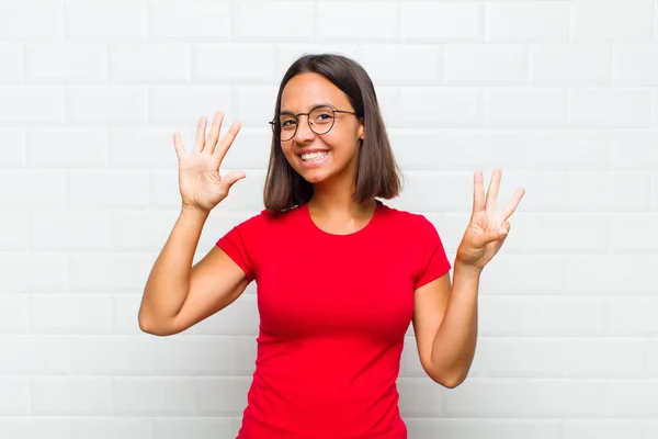 Latinamerikansk Kvinna Ler Och Ser Vänlig Visar Nummer Åtta Eller — Stockfoto