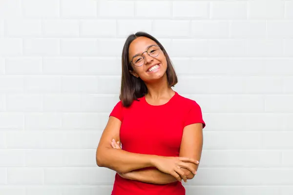 Latinamerikansk Kvinna Skrattar Glatt Med Armarna Korsade Med Avslappnad Positiv — Stockfoto