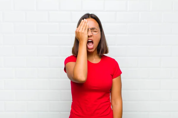 Mujer Latina Que Parece Soñolienta Aburrida Bostezando Con Dolor Cabeza — Foto de Stock