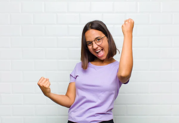 Латинська Жінка Кричить Тріумфально Виглядає Схвильований Щасливий Здивований Переможець Святкуючи — стокове фото