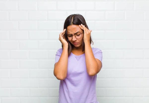 Lateinische Frau Sieht Gestresst Und Frustriert Aus Arbeitet Unter Druck — Stockfoto