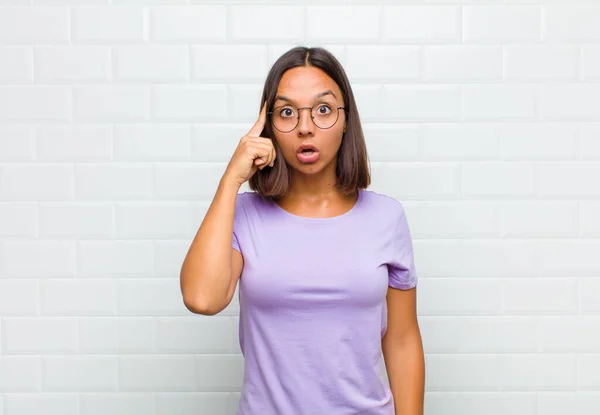 Mujer Latina Mirando Sorprendida Con Boca Abierta Conmocionada Realizando Nuevo — Foto de Stock