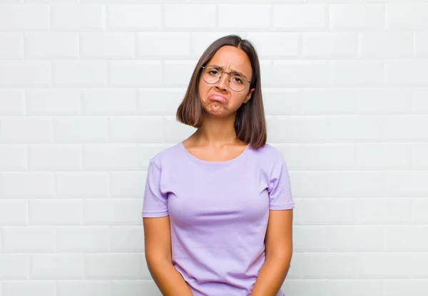 Lateinische Frau Fühlt Sich Traurig Und Weinerlich Mit Einem Unglücklichen — Stockfoto