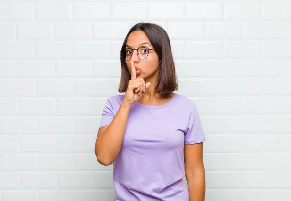 Donna Latina Che Chiede Silenzio Tranquillità Gesticolando Con Dito Davanti — Foto Stock