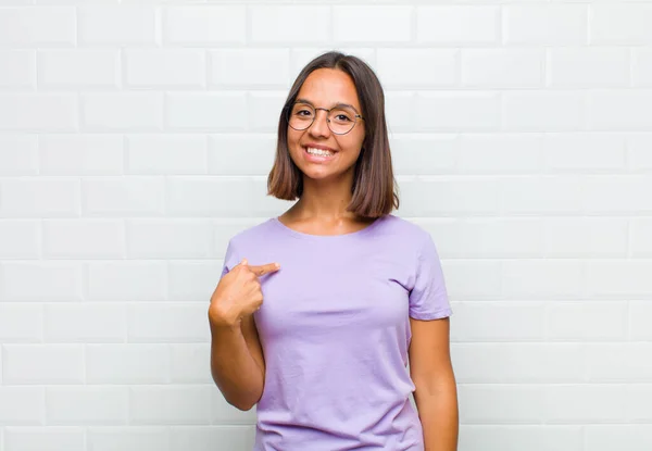 Latijnse Vrouw Kijkt Trots Zelfverzekerd Gelukkig Glimlachend Wijzend Naar Zichzelf — Stockfoto