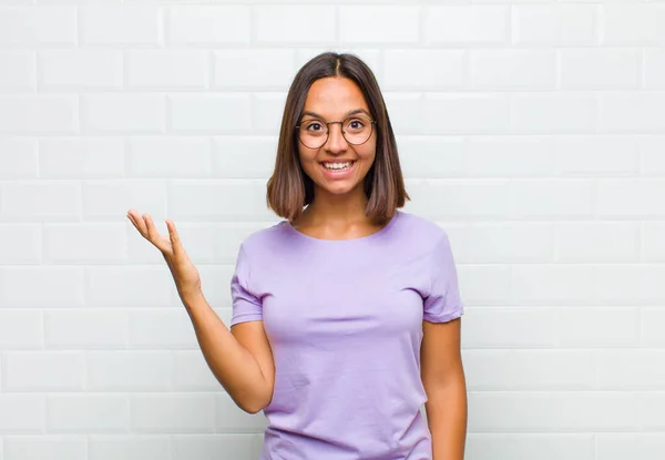 Latinamerikansk Kvinna Känner Sig Glad Överraskad Och Glad Ler Med — Stockfoto