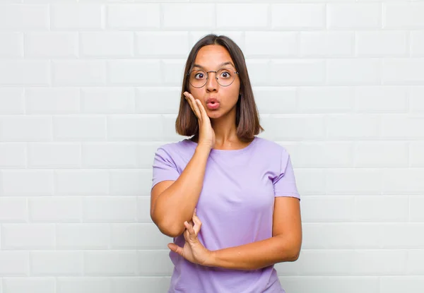 Mujer Latina Sintiéndose Conmocionada Asombrada Sosteniendo Cara Mano Incredulidad Con — Foto de Stock