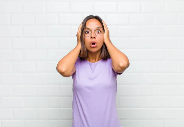 Donna Latina Guardando Spiacevolmente Scioccato Spaventato Preoccupato Bocca Spalancata Coprendo — Foto Stock