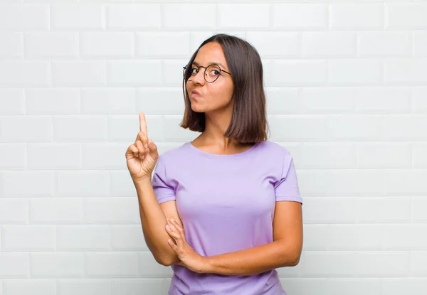 Mujer Latina Sintiéndose Como Genio Sosteniendo Dedo Orgullosamente Aire Después — Foto de Stock