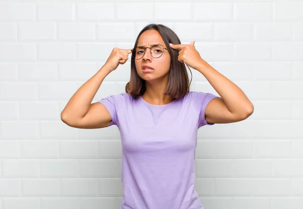 Mujer Latina Con Una Mirada Seria Concentrada Lluvia Ideas Pensando —  Fotos de Stock