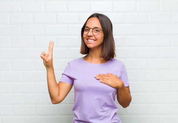 Latinamerikansk Kvinna Ser Glad Självsäker Och Pålitlig Ler Och Visar — Stockfoto