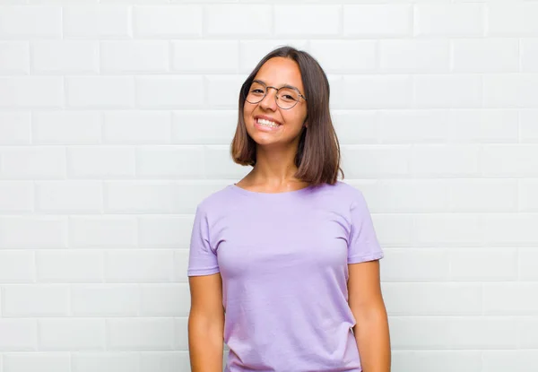 Latijnse Vrouw Glimlacht Vrolijk Nonchalant Met Een Positieve Gelukkige Zelfverzekerde — Stockfoto