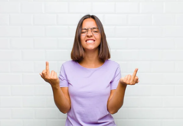 ラテン系の女性は挑発的で攻撃的で卑猥で中指を反転させ反抗的な態度で — ストック写真