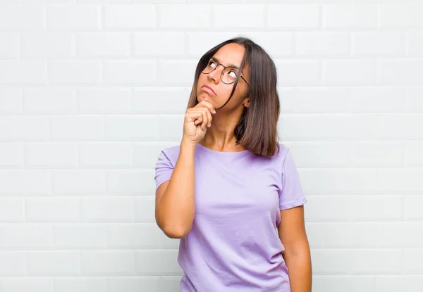 Donna Latina Sentirsi Premuroso Chiedendo Immaginando Idee Sognando Occhi Aperti — Foto Stock