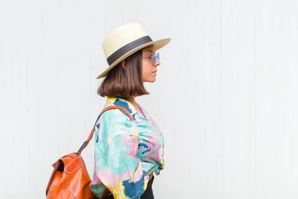 Mujer Latina Vista Perfil Buscando Copiar Espacio Por Delante Pensando — Foto de Stock