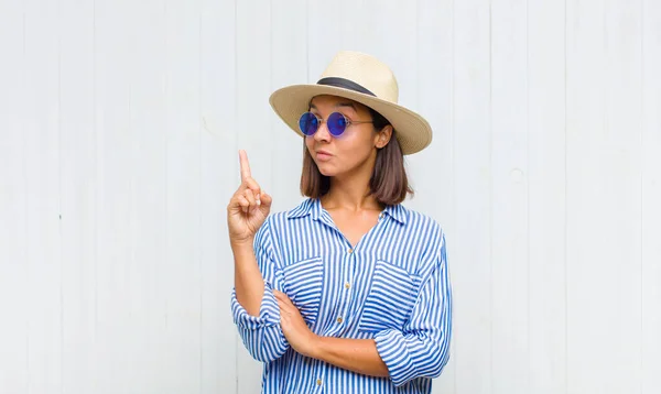 Donna Latina Sente Come Genio Tenendo Dito Orgogliosamente Aria Dopo — Foto Stock