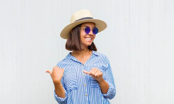 Donna Latina Sorridente Allegramente Casualmente Punta Copiare Spazio Sul Lato — Foto Stock