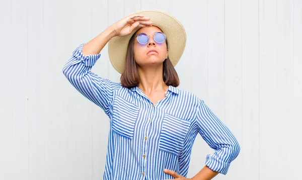 Donna Latina Che Saluta Macchina Fotografica Con Saluto Militare Atto — Foto Stock