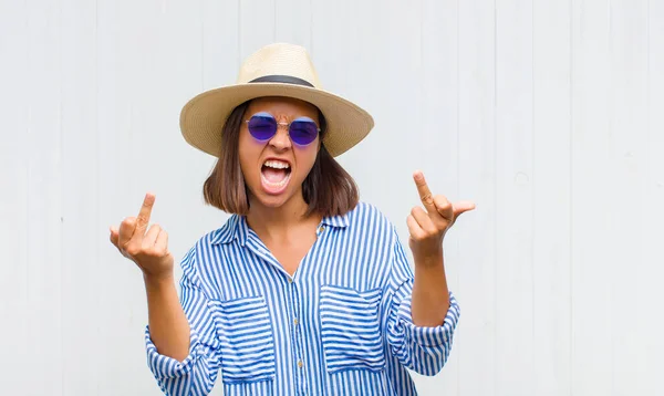 Donna Latina Sente Provocatorio Aggressivo Osceno Capovolgendo Dito Medio Con — Foto Stock