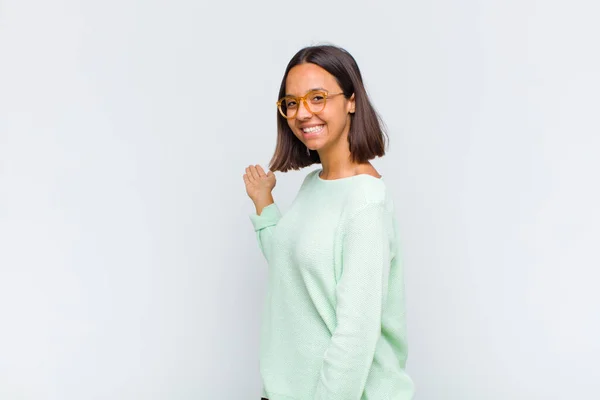 Mujer Latina Sintiéndose Feliz Alegre Sonriendo Dándote Bienvenida Invitándote Con — Foto de Stock