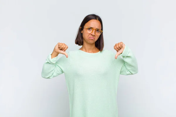 Λάτιν Γυναίκα Φαίνεται Λυπημένη Απογοητευμένη Θυμωμένη Δείχνει Τους Αντίχειρες Κάτω — Φωτογραφία Αρχείου