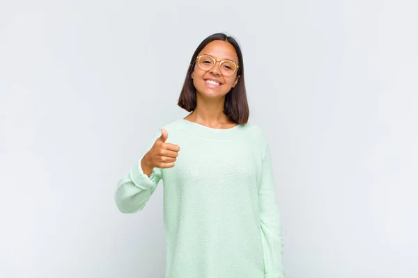 Латинская Женщина Чувствует Себя Гордой Беззаботной Уверенной Счастливой Улыбаясь Позитивно — стоковое фото