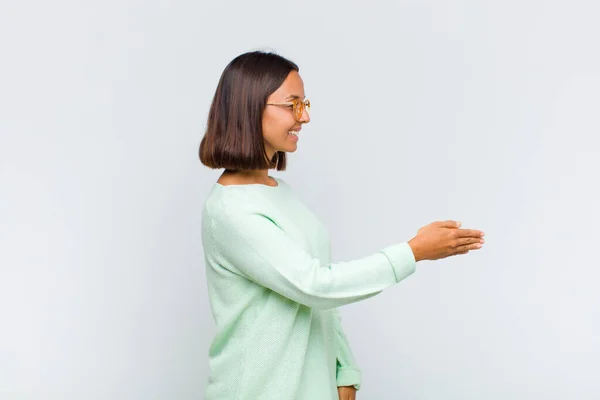 Mujer Latina Sonriendo Saludándote Ofreciéndote Apretón Manos Para Cerrar Trato — Foto de Stock