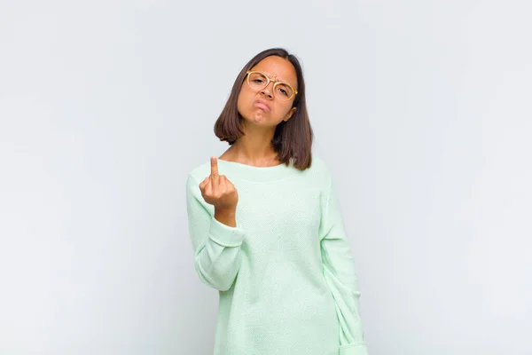 Latin Kadın Kızgın Sinirli Asi Agresif Hissediyor Orta Parmağını Sallıyor — Stok fotoğraf