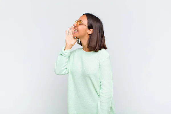 Vista Del Perfil Mujer Latina Mirando Feliz Emocionado Gritando Llamando — Foto de Stock