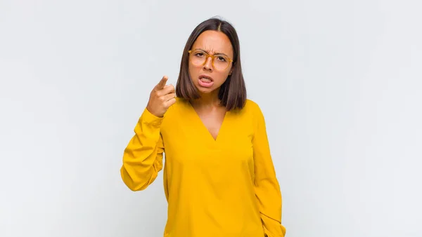 Lateinische Frau Zeigt Mit Wütendem Aggressivem Gesichtsausdruck Auf Die Kamera — Stockfoto