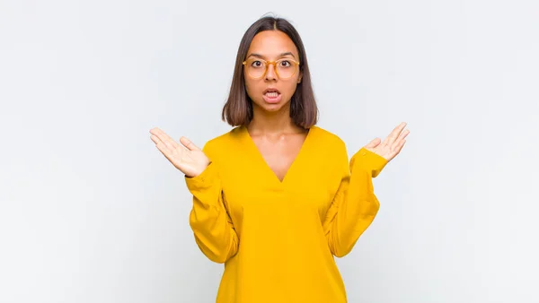 Latijn Vrouw Zoek Gelukkig Opgewonden Geschokt Met Een Onverwachte Verrassing — Stockfoto