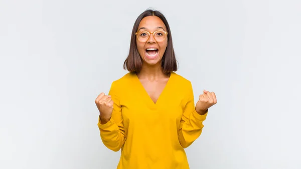 Mulher Latina Gritando Triunfalmente Rindo Sentindo Feliz Animado Celebrar Sucesso — Fotografia de Stock