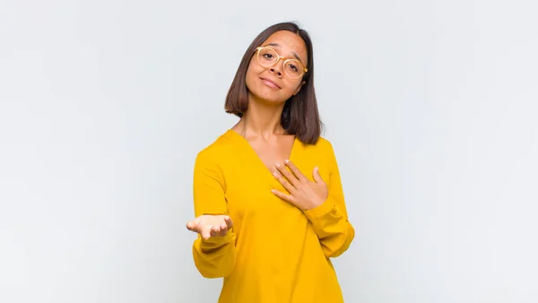 Latinamerikansk Kvinna Känner Sig Lycklig Och Kär Leende Med Ena — Stockfoto