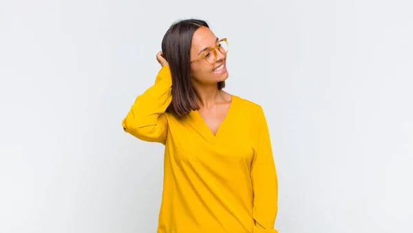 Mujer Latina Sonriendo Alegre Casualmente Tomando Mano Cabeza Con Una — Foto de Stock