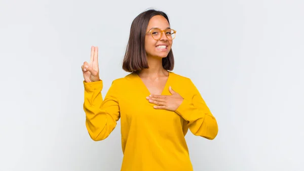 Latinamerikansk Kvinna Ser Glad Självsäker Och Pålitlig Ler Och Visar — Stockfoto