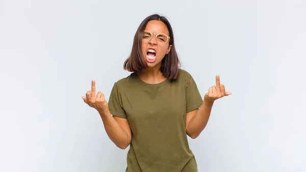 Latinamerikansk Kvinna Känner Sig Provokativ Aggressiv Och Obscen Vänder Långfingret — Stockfoto