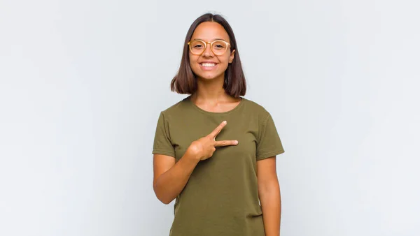 Mulher Latina Sentindo Feliz Positiva Bem Sucedida Com Mão Fazendo — Fotografia de Stock