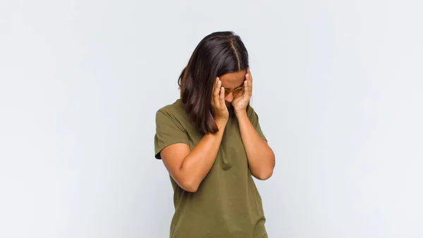 Latinská Žena Zakrývající Oči Smutným Frustrovaným Pohledem Zoufalství Pláč Pohled — Stock fotografie