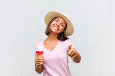 Genç İspanyol kadın gururlu, kaygısız, kendinden emin ve mutlu, olumlu gülümsüyor.