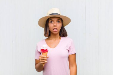 Genç İspanyol kadın şok olmuş ya da şaşırmış görünüyor, ağzı açık bir şekilde 