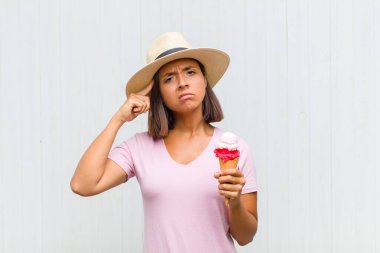 Genç İspanyol kadın şaşkın ve şaşkın hissediyor. Deli, deli ya da aklını kaçırmış olduğunu gösteriyor.