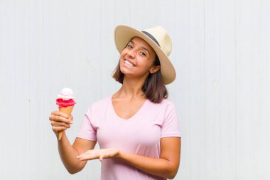 Genç İspanyol kadın neşeyle gülümsüyor, mutlu hissediyor ve fotokopi uzayda bir konsept gösteriyor.