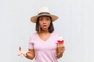 Genç İspanyol kadın ağzı açık ve şaşkın, şok olmuş ve hayretler içinde inanılmaz bir sürprizle