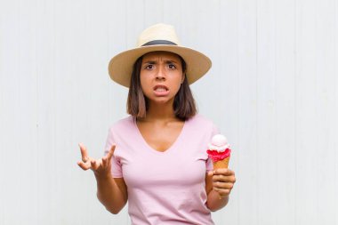 Genç İspanyol kadın sinirli, sinirli ve hayal kırıklığına uğramış görünüyor. Senin neyin var? 