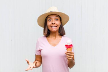 Genç İspanyol kadın aşırı derecede şaşırmış, şaşırmış, endişeli ve paniklemiş, stresli ve dehşete kapılmış görünüyor.