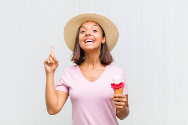 Genç İspanyol kadın bir fikri fark ettikten sonra mutlu ve heyecanlı bir dahi gibi hissediyor, neşeli bir şekilde parmağını kaldırıyor, eureka!