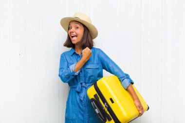 Genç İspanyol kadın mutlu, pozitif ve başarılı hissediyor, meydan okumayla karşılaştığında motive oluyor veya iyi sonuçları kutluyor.