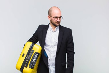 Genç kel adam üzgün, üzgün ya da kızgın ve olumsuz bir tavır takınıyor, anlaşmazlık içinde kaşlarını çatıyor